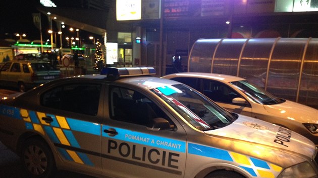 Dva lupii pepadli vz bezpenostn agentury v ulici vehlova (12. 12. 2014).
