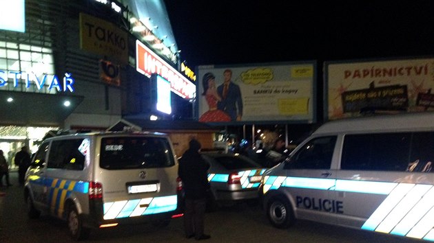Dva lupii pepadli vz bezpenostn agentury v ulici vehlova (12. 12. 2014).
