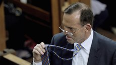 Australský premiér Tony Abbott si na návtvu eckokatolického chrámu v...