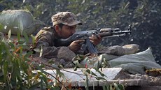 Pákistánský voják u koly v Péávaru, na kterou zaútoil Taliban (16. prosince...