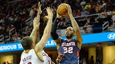 Mike Scott z Atlanty stílí na ko Clevelandu.