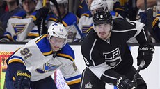 Drew Doughty z Los Angeles uhání pry od Vladimira Tarasenka ze St. Louis.