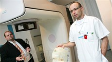 Primář Oddělení radioterapie a klinické onkologie chebské nemocnice Pavel... Primář Oddělení radioterapie a klinické onkologie chebské nemocnice Pavel...