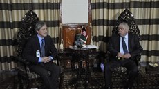 Ministr obrany Martin Stropnický pi jednání s afghánským viceprezidentem...