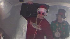 RAPER. Hokejista Tomáš Hertl si v legračním vánočním videoklipu zahrál na... RAPER. Hokejista Tomáš Hertl si v legračním vánočním videoklipu zahrál na...