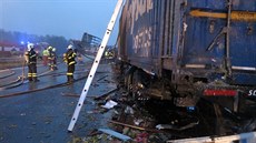Nehoda kamion na dálnici D2 u slovenských hranic (15. prosince 2014)