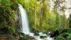 Vodopád v Terčině údolí. Panoramatický snímek je složený z devíti expozic ve... Vodopád v Terčině údolí. Panoramatický snímek je složený z devíti expozic ve...