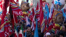 Itálii ochromila v pátek generální stávka. Tisíce lidí vyšly do ulic (12.... Itálii ochromila v pátek generální stávka. Tisíce lidí vyšly do ulic (12....
