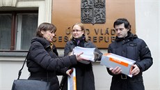 Předání petice na podporu dvou dětí v Norsku. Rodině byly odebrány v květnu... Předání petice na podporu dvou dětí v Norsku. Rodině byly odebrány v květnu...