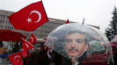 Lidé s tureckými vlajkami a portréty éfa mediální skupiny Hidayeta Karacy...