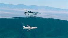 Křídlatá střela AGM-158 JASSM odhozená z letounu F-16 Křídlatá střela AGM-158 JASSM odhozená z letounu F-16