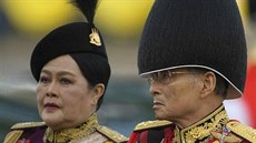 Thajský král Pchúmipchon Adundét a královna Sirikit na vojenské pehlídce (2....