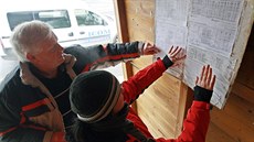 Dopravci zajišťovali v těchto dnech výlep nových jízdních řádů. Také na... Dopravci zajišťovali v těchto dnech výlep nových jízdních řádů. Také na...