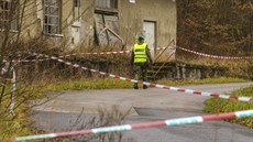 Okolí areálu s muničními sklady u Vrbětic střeží desítky policistů. (8.... Okolí areálu s muničními sklady u Vrbětic střeží desítky policistů. (8....