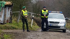 Okolí areálu s muniními sklady u Vrbtic steí desítky policist. (8....