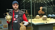 Kurátor výstavy David Majer s konvicí z Avarského pokladu z 8.století a... Kurátor výstavy David Majer s konvicí z Avarského pokladu z 8.století a...
