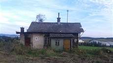 Strážní domek č. 47 u České Metuje těsně před demolicí. (24. září 2014) Strážní domek č. 47 u České Metuje těsně před demolicí. (24. září 2014)