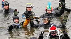 Třetí adventní neděli se ponořilo patnáct nadšenců do ledové vody v Ohři. Akci... Třetí adventní neděli se ponořilo patnáct nadšenců do ledové vody v Ohři. Akci...
