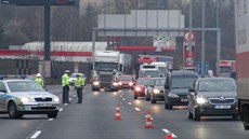 Na Jižní spojce se dopoledne srazily tři kamiony (16. prosince 2014). Na Jižní spojce se dopoledne srazily tři kamiony (16. prosince 2014).