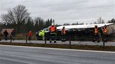 Na silnici R6 se převrátil kamion, řidič zřejmě za volantem usnul (19. prosince... Na silnici R6 se převrátil kamion, řidič zřejmě za volantem usnul (19. prosince...