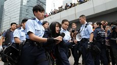 Hongkongská policie likviduje tábor demonstrant v centru msta. Ty, kteí...