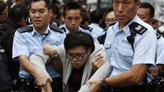 Hongkongská policie likviduje tábor demonstrant v centru msta. Ty, kteí...