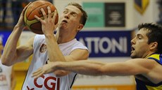 Tomáš Vyoral z Děčína zpracovává těžký míč, vystartoval po něm James Alexander... Tomáš Vyoral z Děčína zpracovává těžký míč, vystartoval po něm James Alexander...