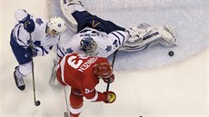 Johan Franzen (v červeném) z Detroitu v šanci před gólmanem Jamesem Reimerem z... Johan Franzen (v červeném) z Detroitu v šanci před gólmanem Jamesem Reimerem z...
