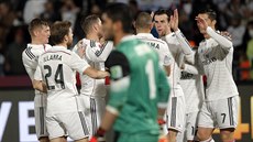 Fotbalisté Realu Madrid slaví gól Garetha Balea. Fotbalisté Realu Madrid slaví gól Garetha Balea.