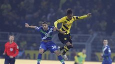 Ricardo Rodriguez (vlevo) z Wolfsburgu v souboji s Pierreem-Emerickem...