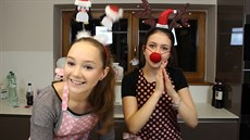 Teri si k pečení přizvala kamarádku Gabču (vlevo). Teri si k pečení přizvala kamarádku Gabču (vlevo).