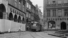 V roce 1981 byl stav dom na námstí tak tristní, e tramvaj kolem nich musela...