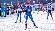 Gabriela Soukalová pijídí na stelnici ve stíhacím závod v Hochfilzenu.