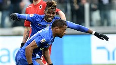 Patrice Evra (vpedu) slaví se spoluhráem z Juventusu Turín Paulem Pogbou gól...