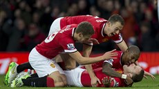 NEKONENÁ RADOST NA OLD TRAFFORD. Spoluhrái z Manchesteru United gratulují...