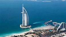 Superluxusní hotel Burd al-Arab má tvar plachetnice.