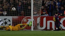 VYROVNÁNO. Lionel Messi z Barcelony (vpravo) překonává pařížského gólmana... VYROVNÁNO. Lionel Messi z Barcelony (vpravo) překonává pařížského gólmana...