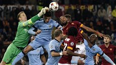 BITVA VE VZDUCHU. Joe Hart, branká Manchesteru City, vyráí mí ped hrái AS...