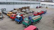 Most skončil na několika nákladních autech, které ho převezou na letiště. Most skončil na několika nákladních autech, které ho převezou na letiště.