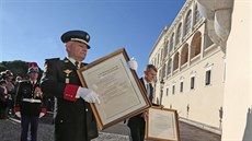 Oznámení o narození kníecích dvojat vyvsili také na palác (Monako, 11....