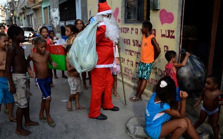 Santa Claus prochz chudinskou tvrt Mare na severu Ria De Janeiro a rozdv...