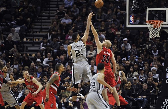 Tim Duncan stílí na ko v NBA, tohle u se dít nebude.