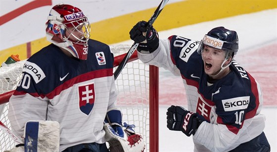 HRDINOVÉ. Branká Denis Godla a sparanský útoník Martin Réway dovedli juniorský výbr Slovenska k bronzu na MS v Kanad.