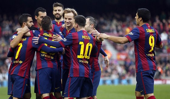 Fotbalisté Barcelony slaví gól v zápase panlské ligy proti Cordob.
