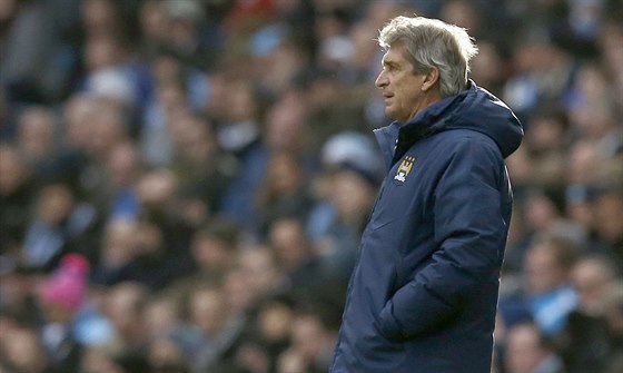 Manuel Pellegrini, manaer Manchesteru City, sleduje zápas svého týmu proti...