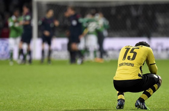 ZKLAMÁNÍ. Obránce Borussie Dortmund Mats Hummels je smutný, protoe jeho tým se...