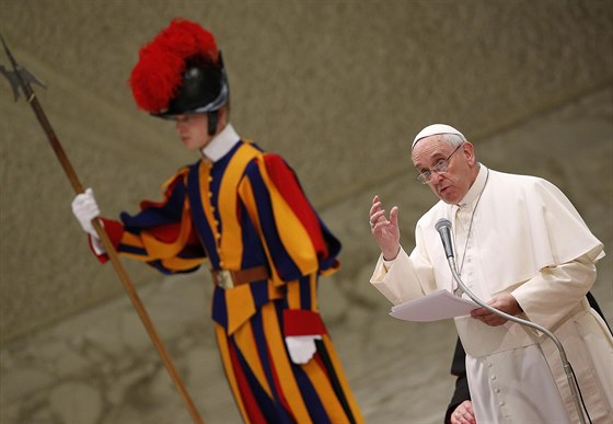 Pape Frantiek v pondlí vedl tradiní pedvánoní projev k pedstavitelm...