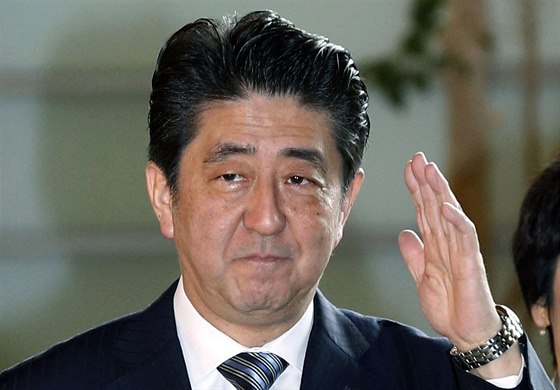 Staronový japonský premiér inzó Abe pijídí do své oficiální rezidence poté,...