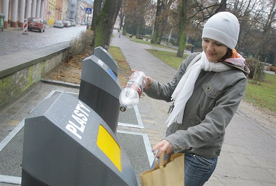 V Palackého sadech v Písku jsou kontejnery na tídný odpad zakopané v zemi,...