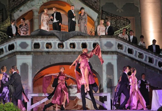 Kultura je v Jihoeském kraji na pikové úrovni. Snímek je z opery Rusalka ped otáivým hleditm v eském Krumlov.